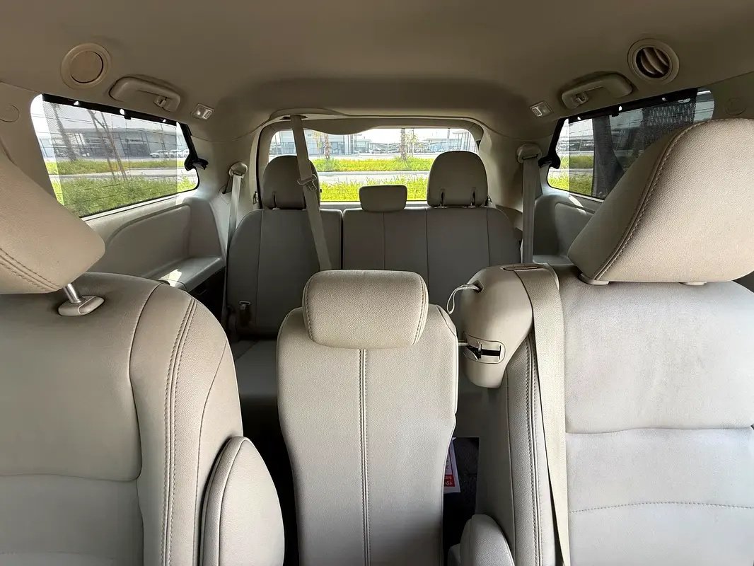 Car Image 2019 TOYOTA SIENNA 