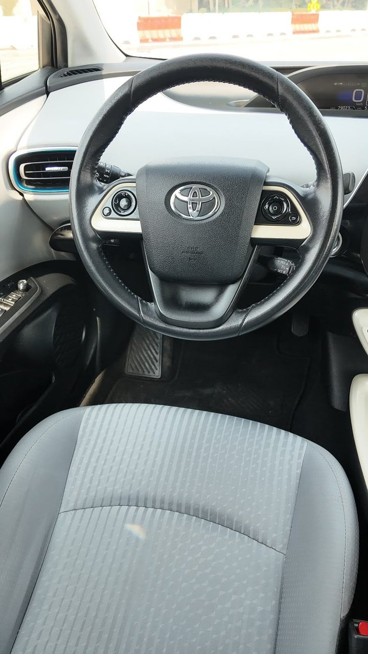 Car Image 2017 TOYOTA PRIUS 