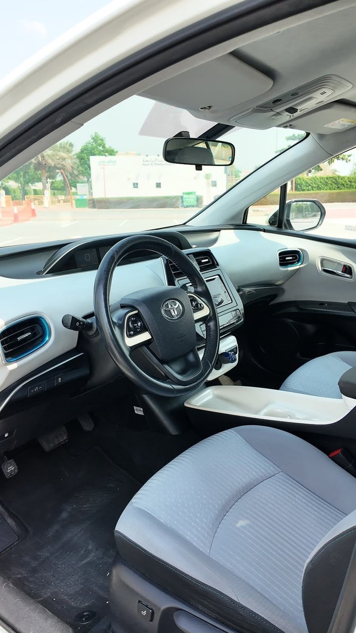 Car Image 2017 TOYOTA PRIUS 