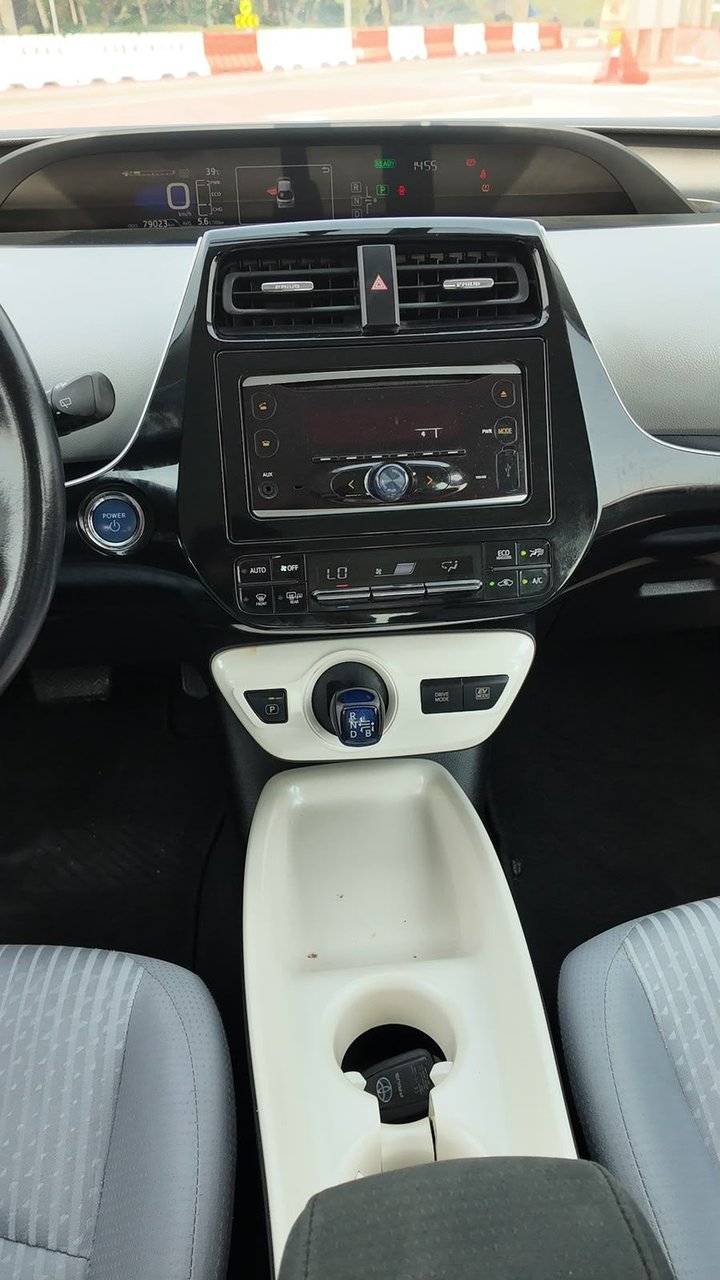 Car Image 2017 TOYOTA PRIUS 