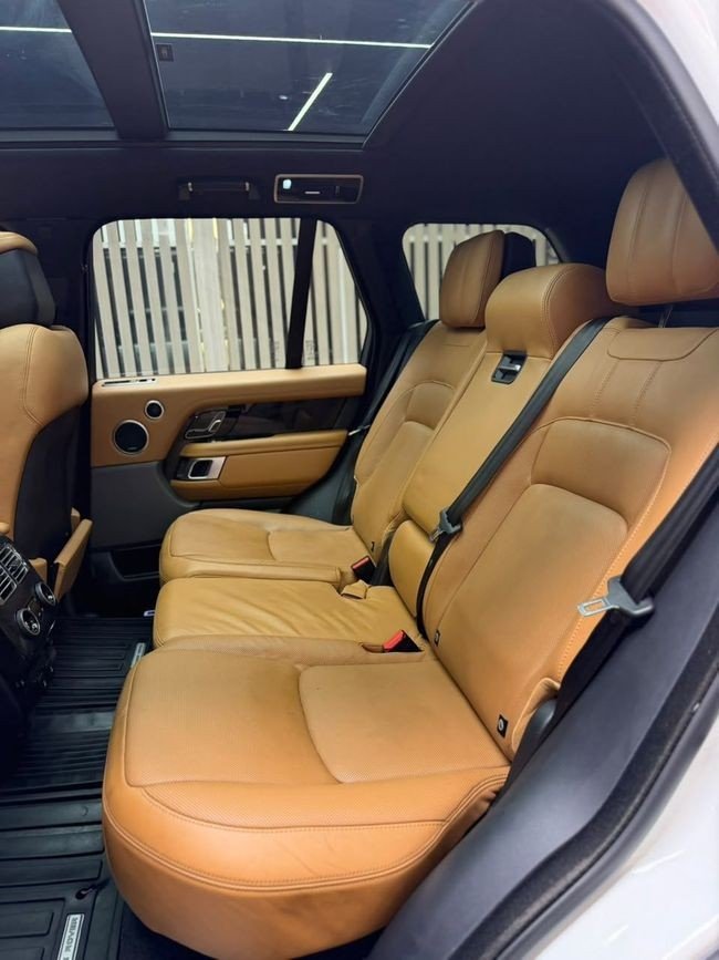 Car Image 2018 LAND ROVER VOGUE 