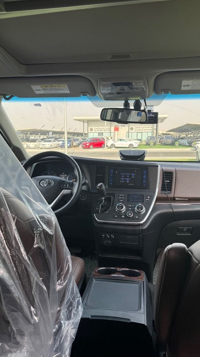 Car Image 2017 TOYOTA SIENNA 