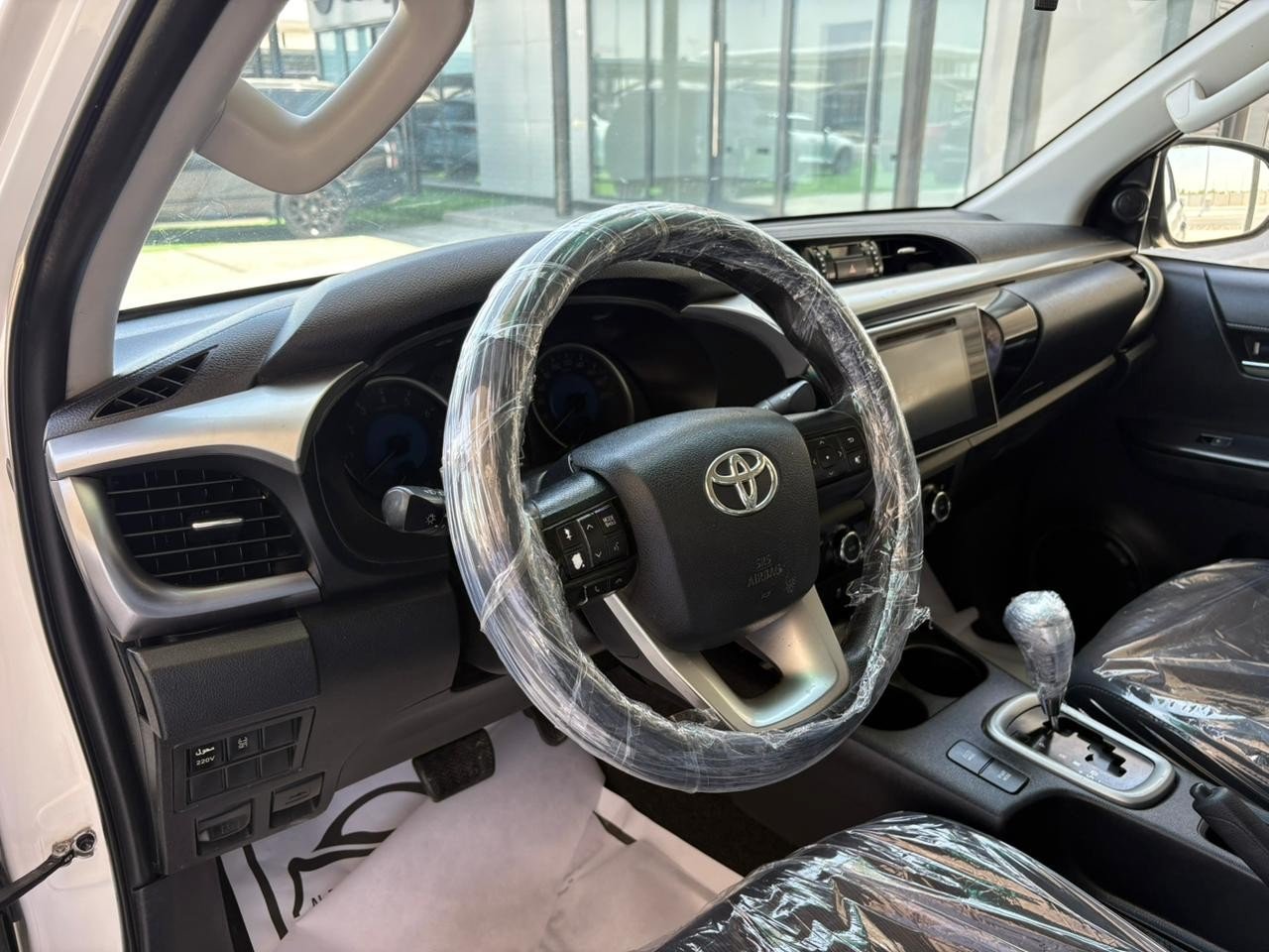 Car Image 2017 TOYOTA HILUX 