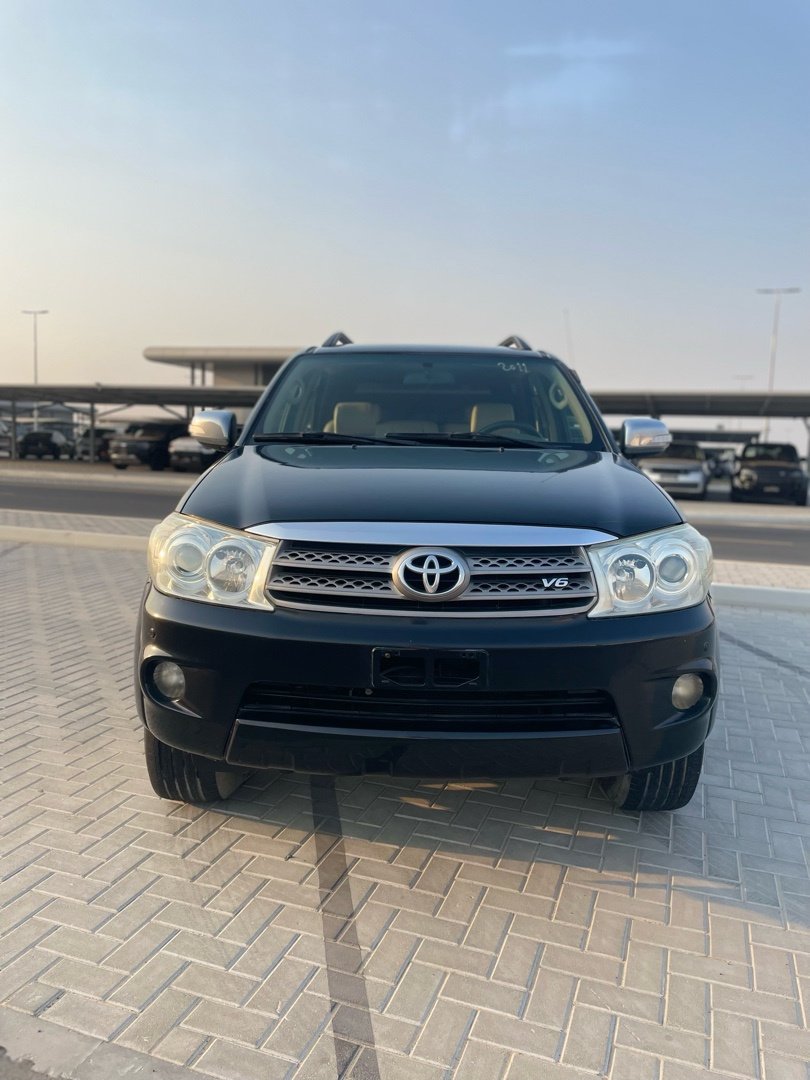Car Image 2011 TOYOTA FORTUNER 