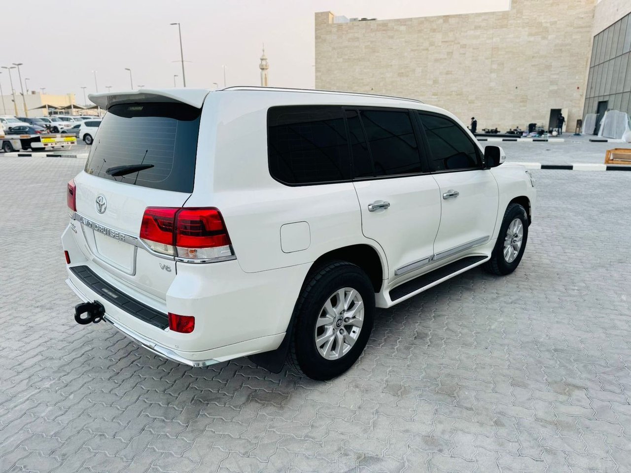 Car Image 2017 TOYOTA LAND CRUISER 