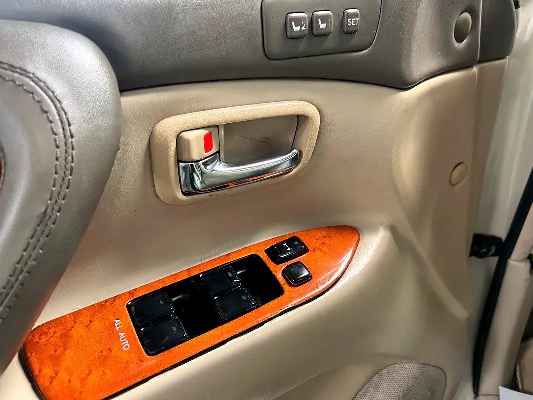 Car Image 2004 LEXUS LX 