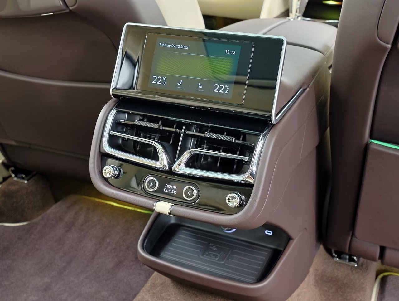 Car Image 2026 BENTLEY BENTAYGA 