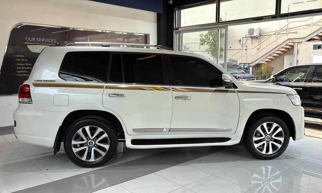 Car Image 2016 TOYOTA LAND CRUISER VX.R