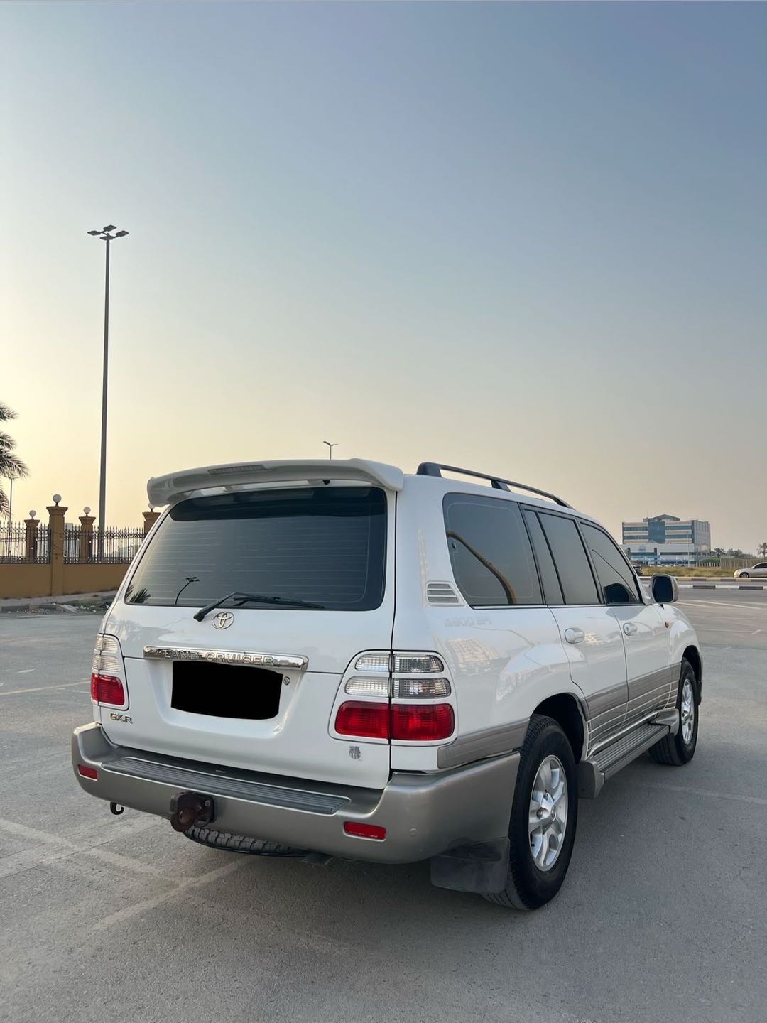 Car Image 2004 TOYOTA LAND CRUISER VX.R