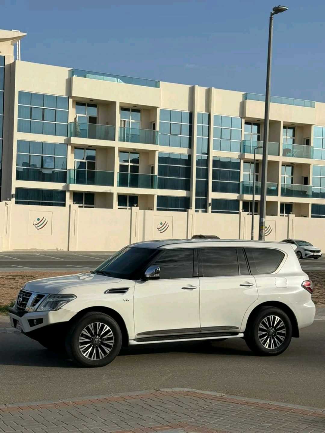 Car Image 2014 NISSAN PATROL LE