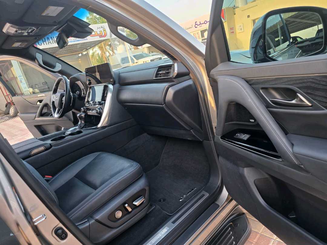 Car Image 2022 LEXUS LX 600
