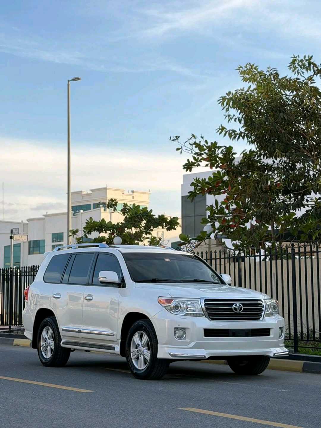 Car Image 2015 TOYOTA LAND CRUISER GX.R