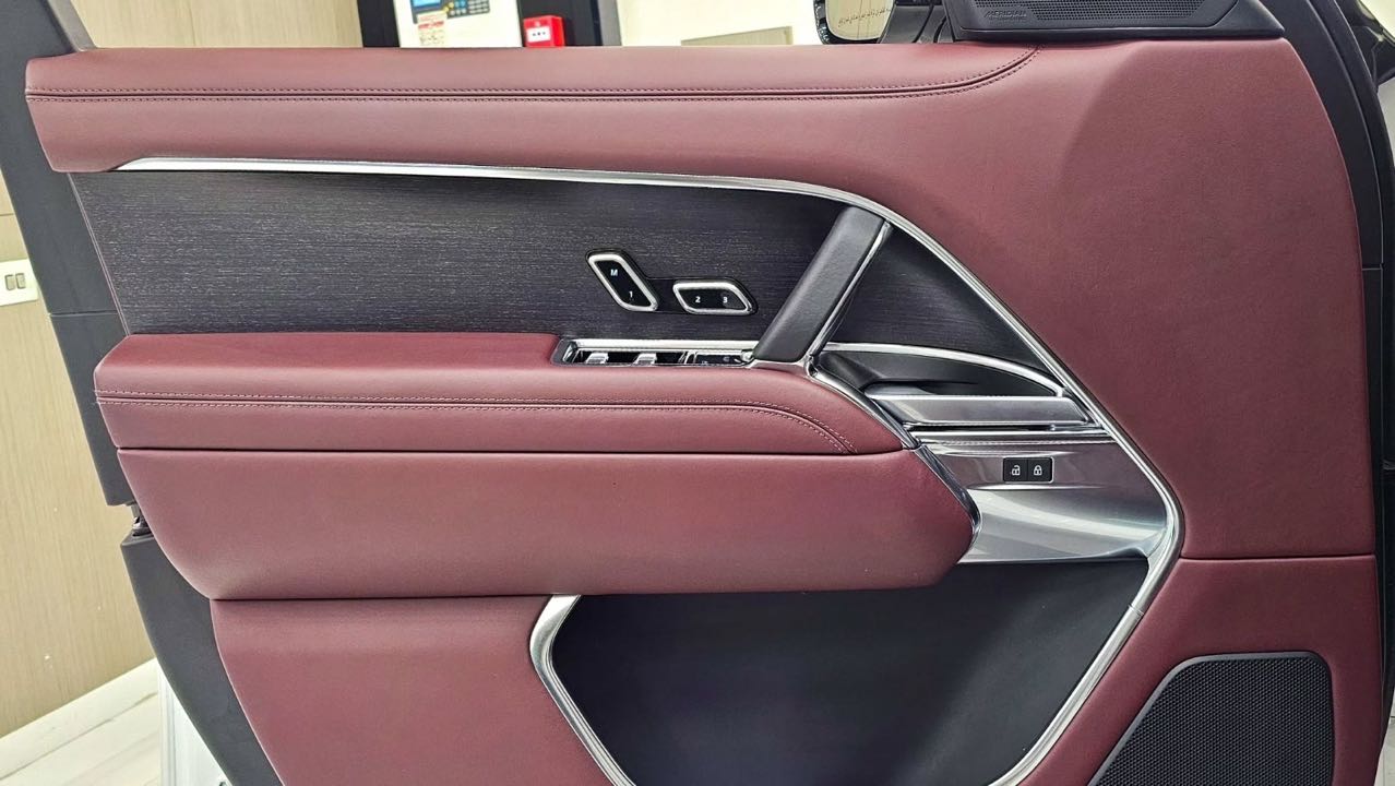 Car Image 2024 LAND ROVER VOGUE 