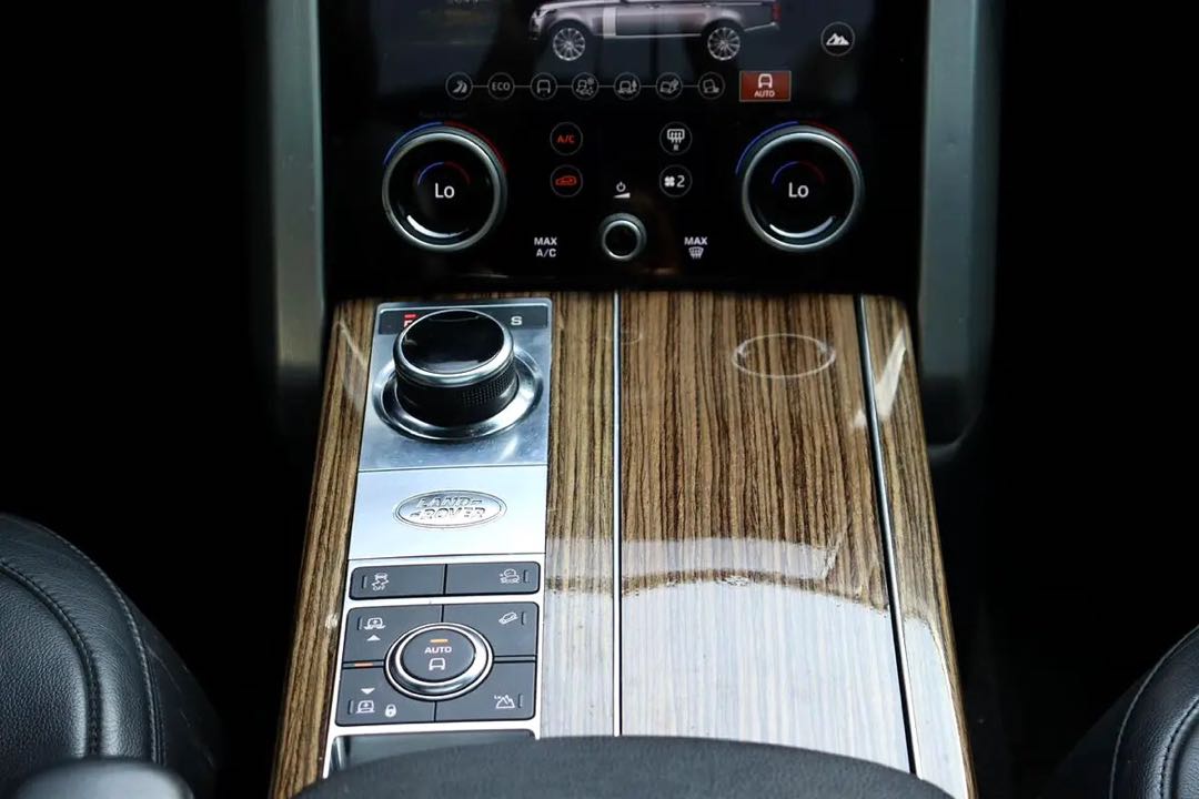 Car Image 2018 LAND ROVER VOGUE 