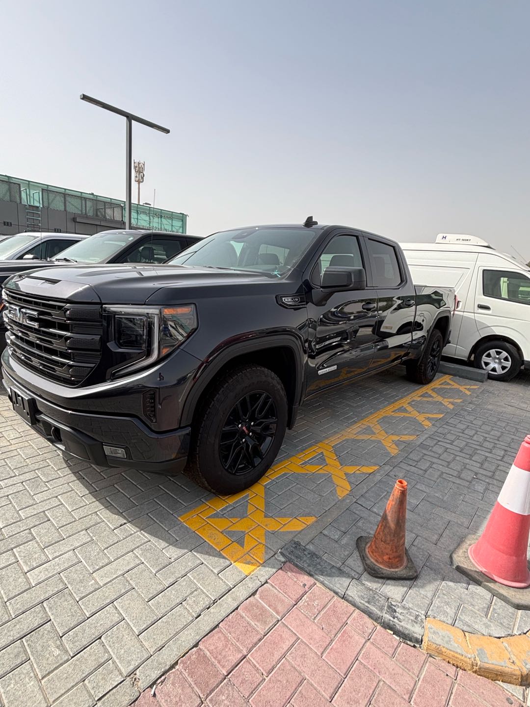 Car Image 2025 GMC SIERRA SLT