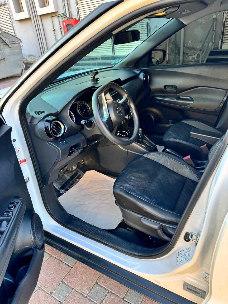 Car Image 2019 NISSAN KICKS 