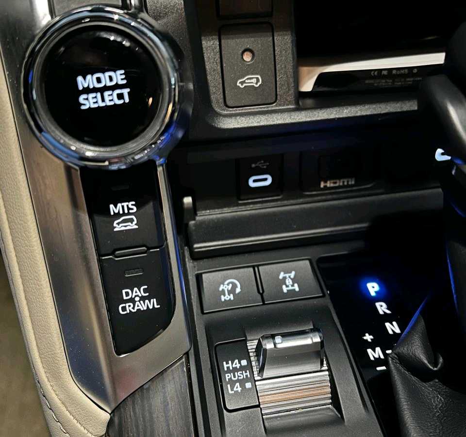 Car Image 2016 TOYOTA LAND CRUISER VX.R