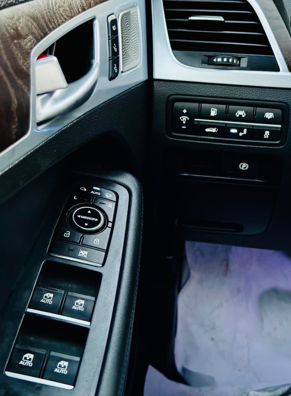 Car Image 2018 HYUNDAI GENESIS 