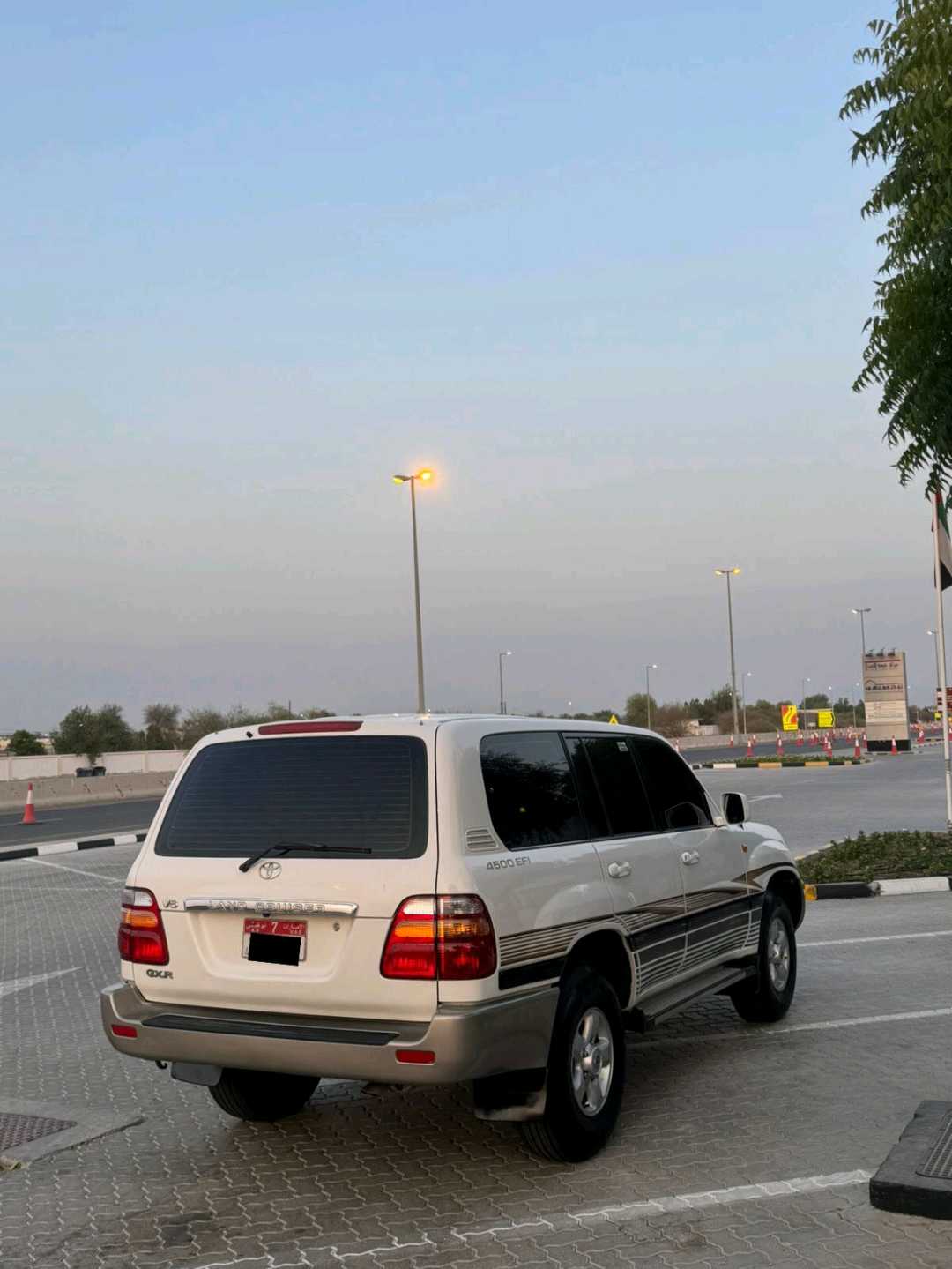 Car Image 2001 TOYOTA LAND CRUISER GX.R