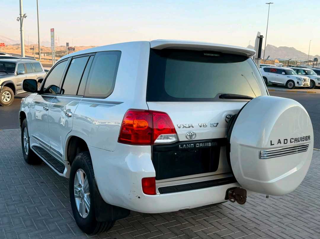 Car Image 2011 TOYOTA LAND CRUISER VX.R