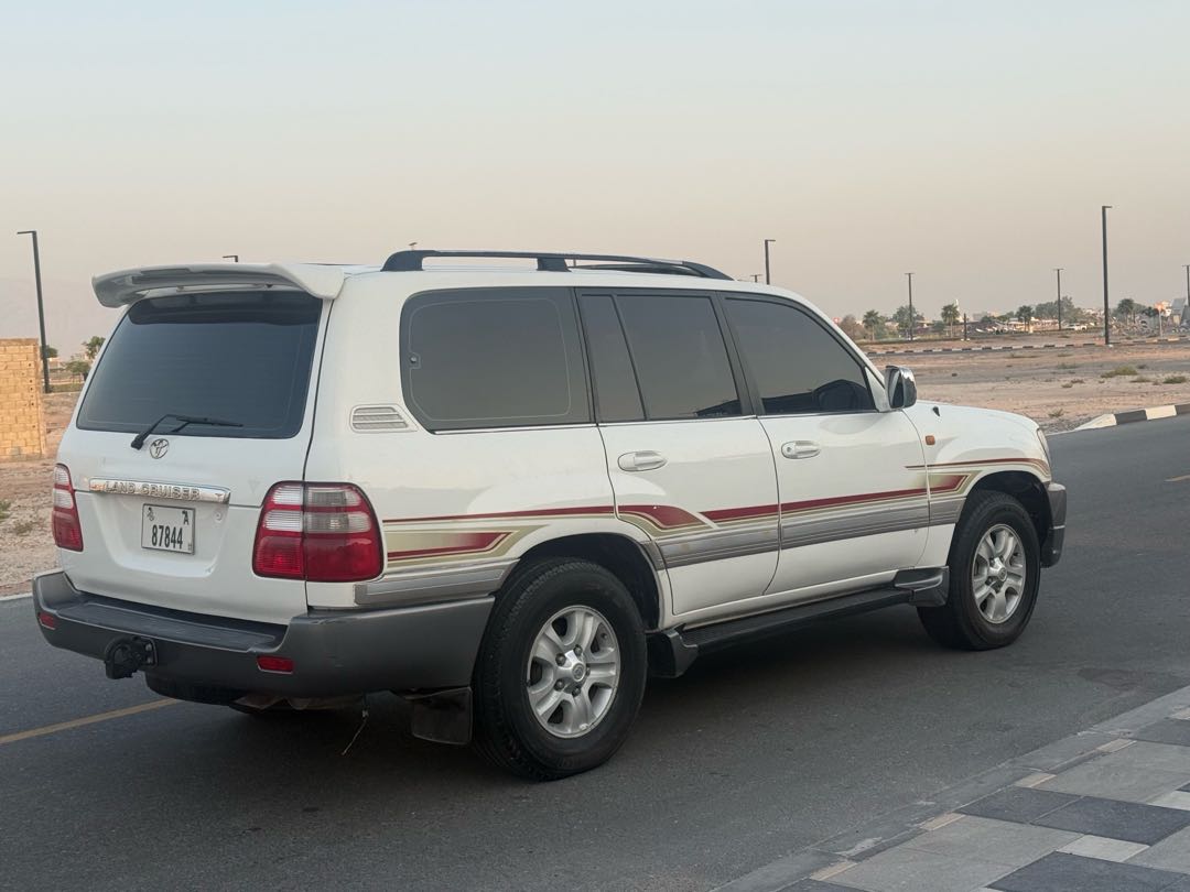 Car Image 2005 TOYOTA LAND CRUISER GX.R