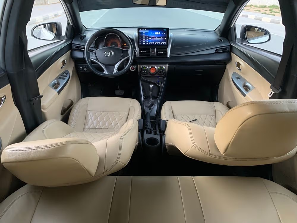 Car Image 2015 TOYOTA YARIS SE