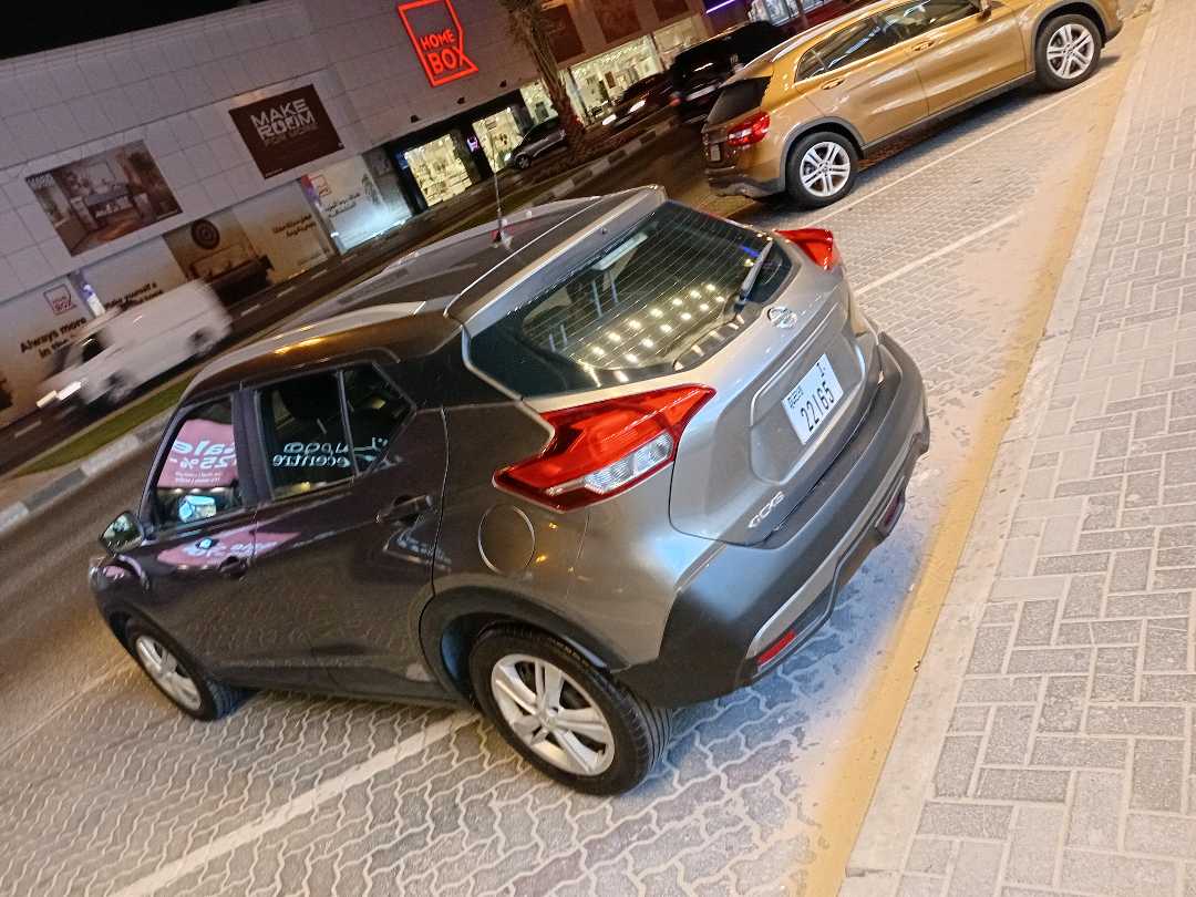 Car Image 2018 NISSAN KICKS 