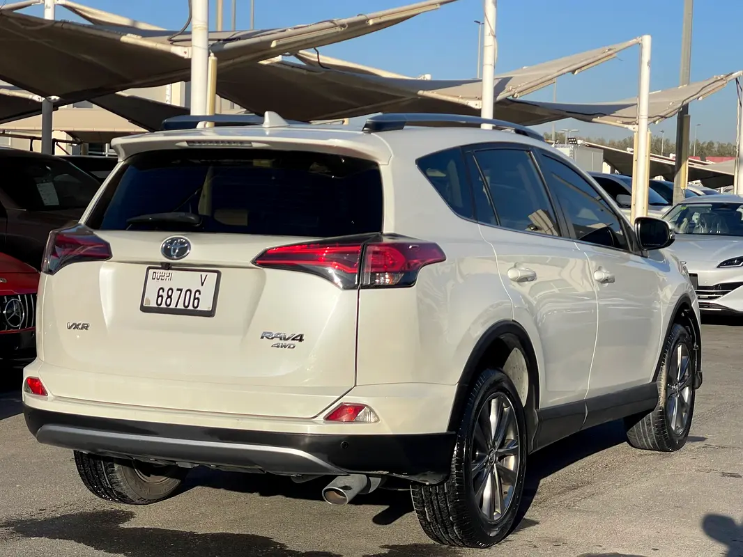 Car Image 2018 TOYOTA RAV4 
