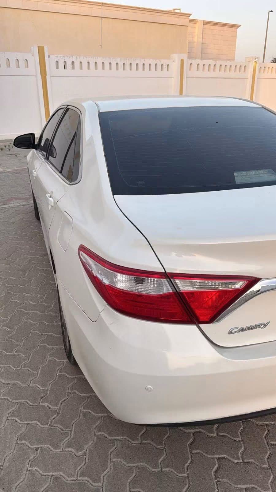 Car Image 2016 TOYOTA CAMRY LE