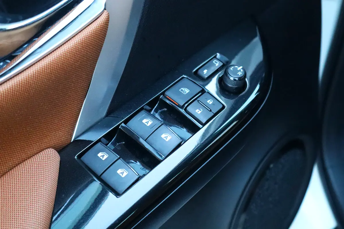 Car Image 2016 TOYOTA FORTUNER 