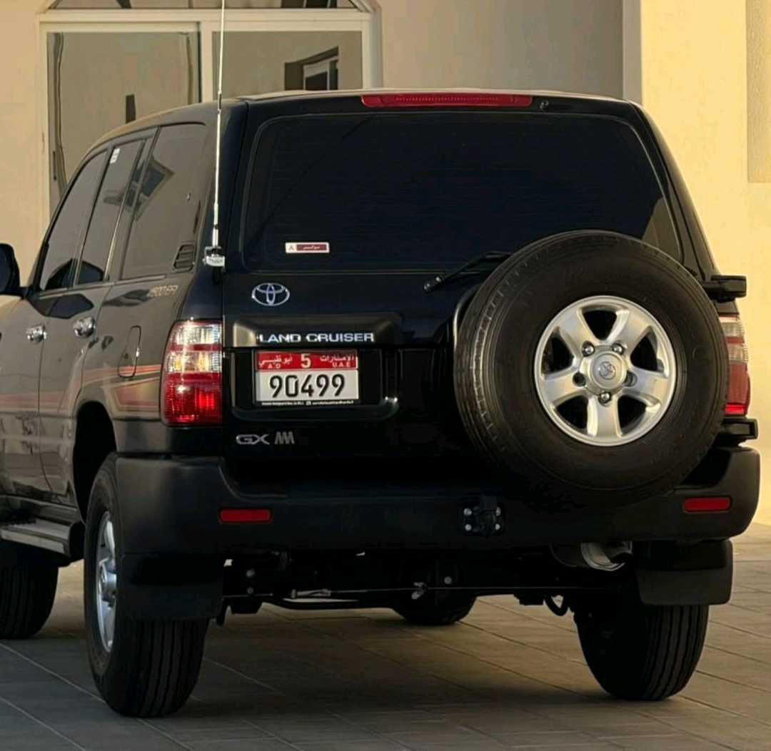 Car Image 2004 TOYOTA LAND CRUISER GX