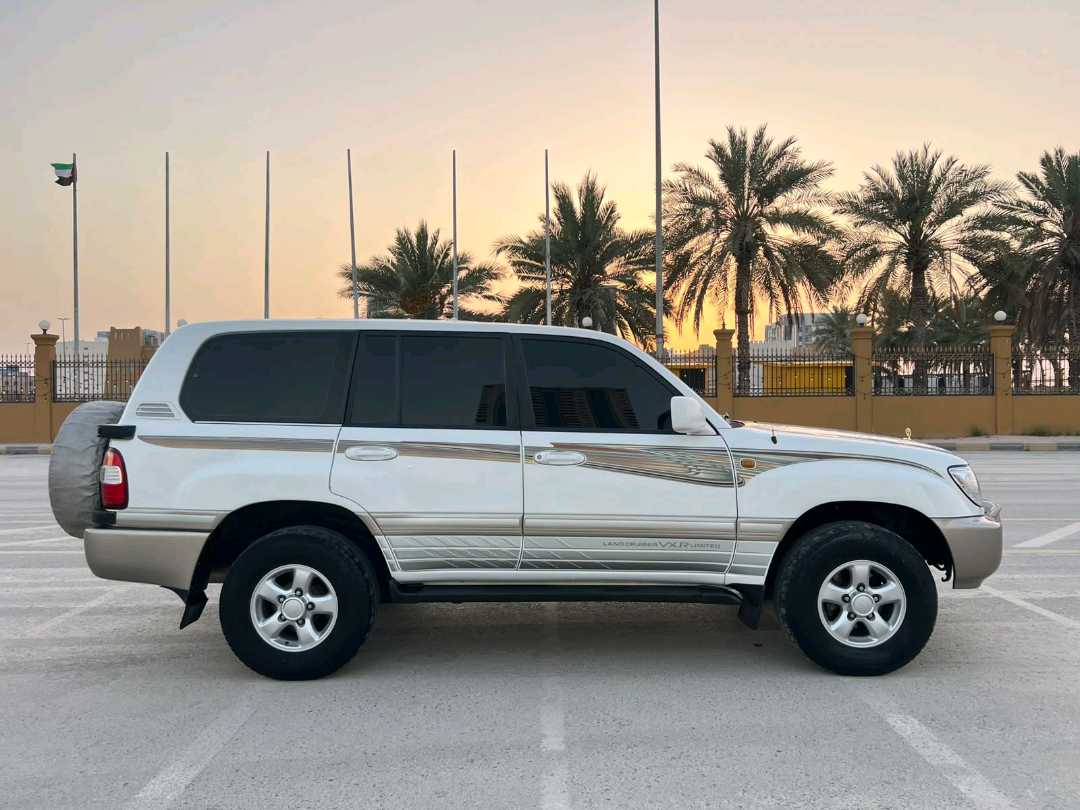 Car Image 1999 TOYOTA LAND CRUISER VX.R