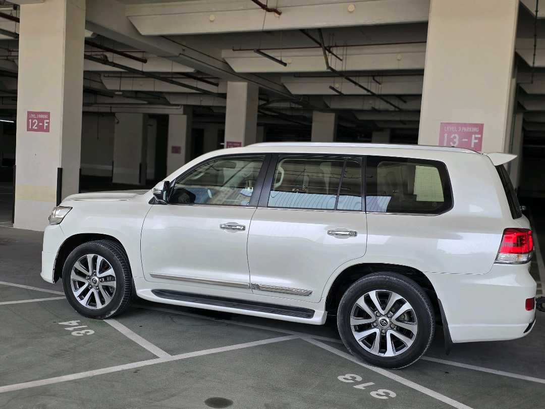 Car Image 2017 TOYOTA LAND CRUISER VX.R