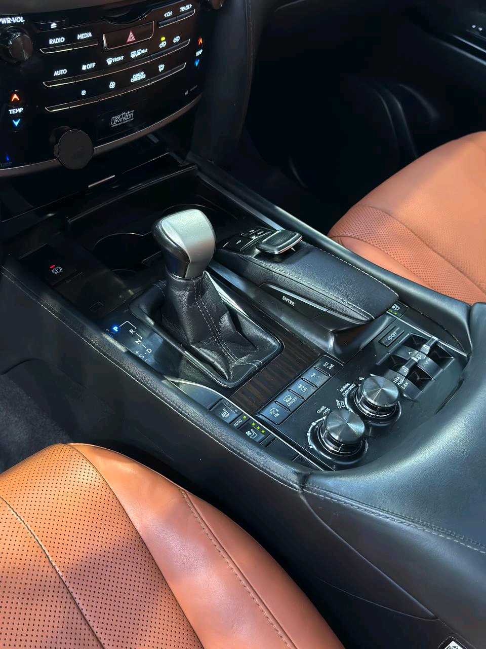 Car Image 2016 LEXUS LX 570