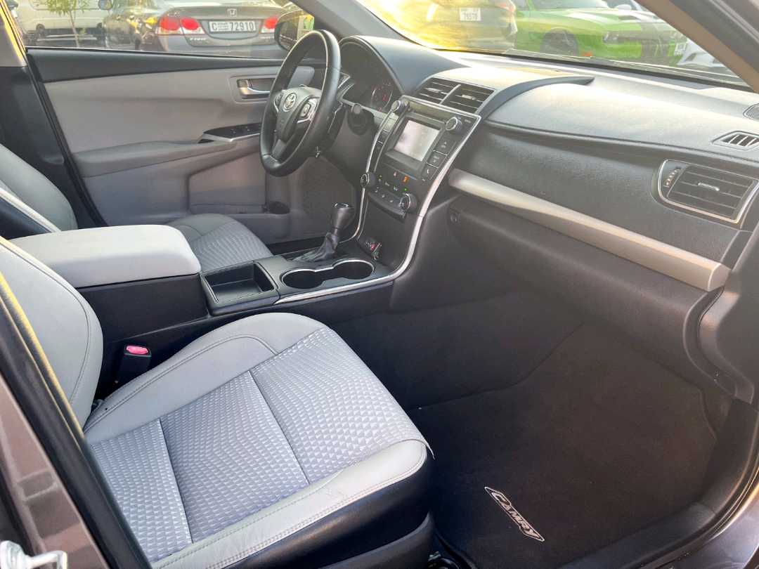 Car Image 2016 TOYOTA CAMRY SE