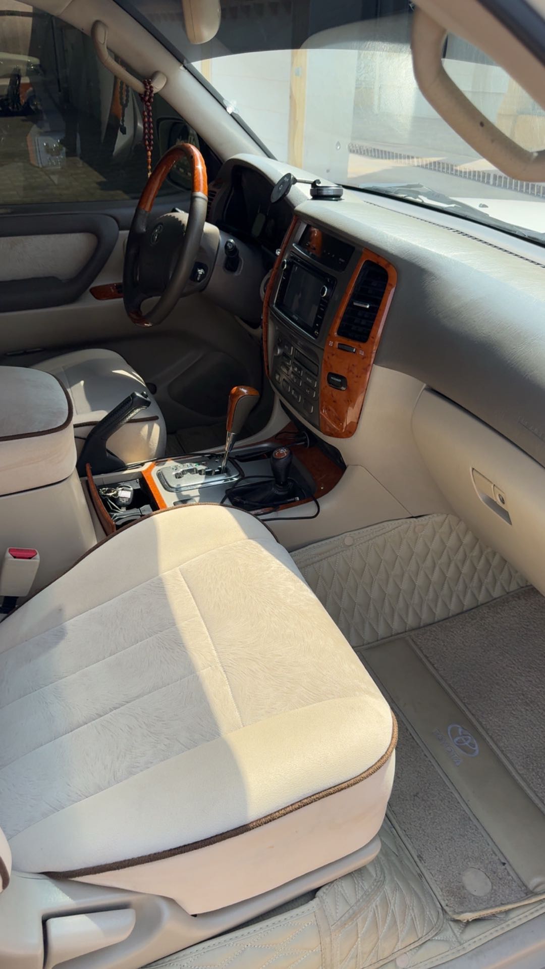 Car Image 2005 TOYOTA LAND CRUISER 