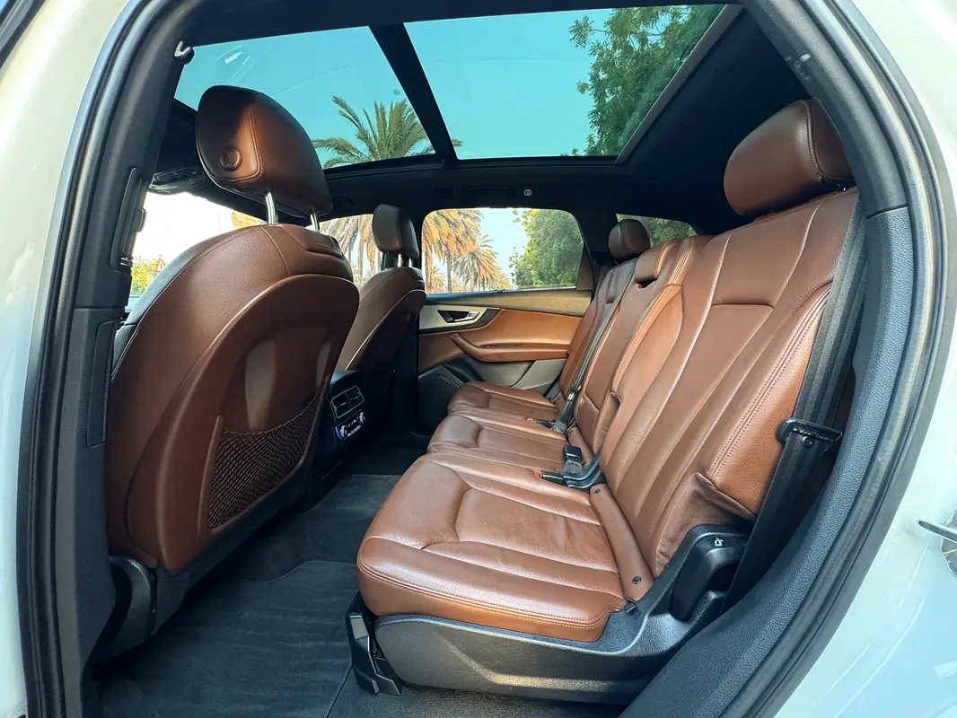 Car Image 2016 AUDI Q7 