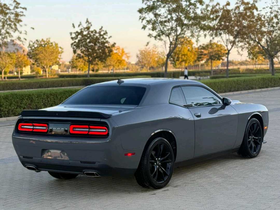 Car Image 2018 DODGE CHALLENGER SXT