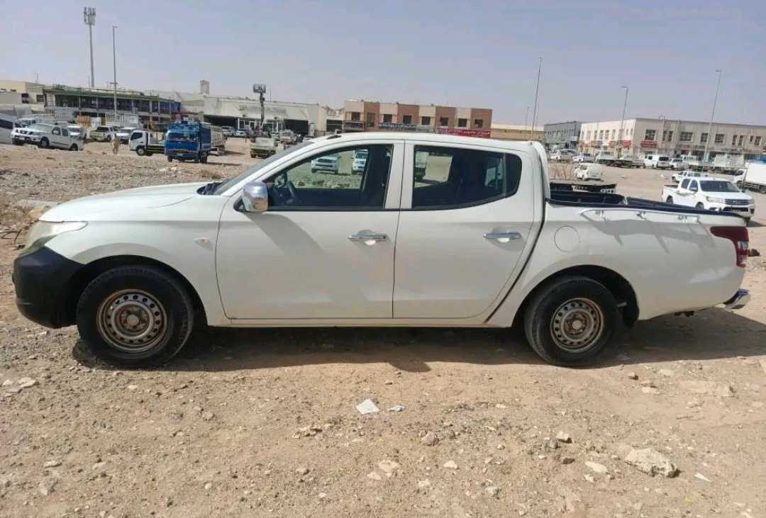 Car Image 2015 MITSUBISHI L200 