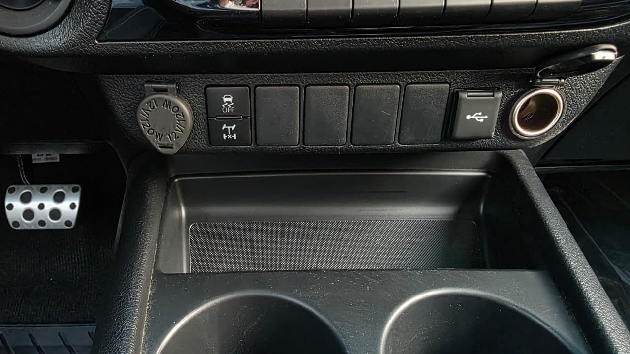 Car Image 2025 TOYOTA HILUX 4.0