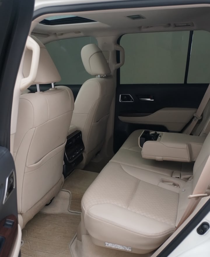 Car Image 2025 TOYOTA LAND CRUISER VX.R