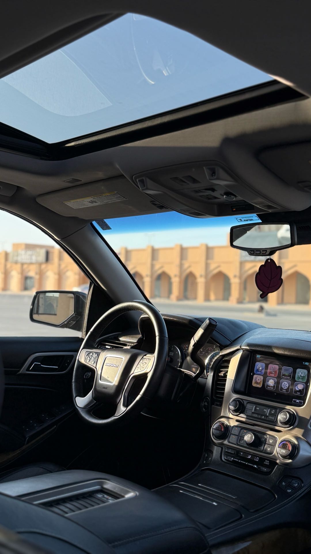 Car Image 2017 GMC YUKON DENALI