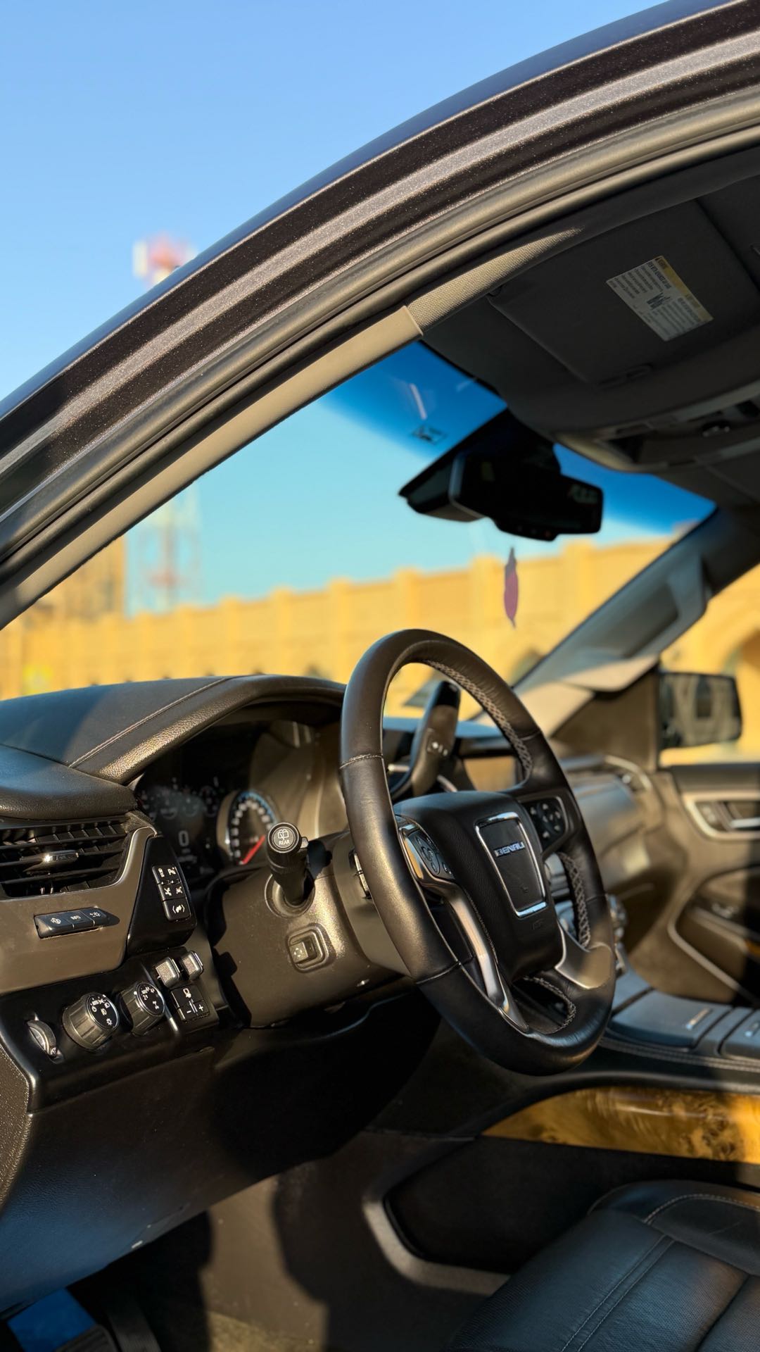 Car Image 2017 GMC YUKON DENALI
