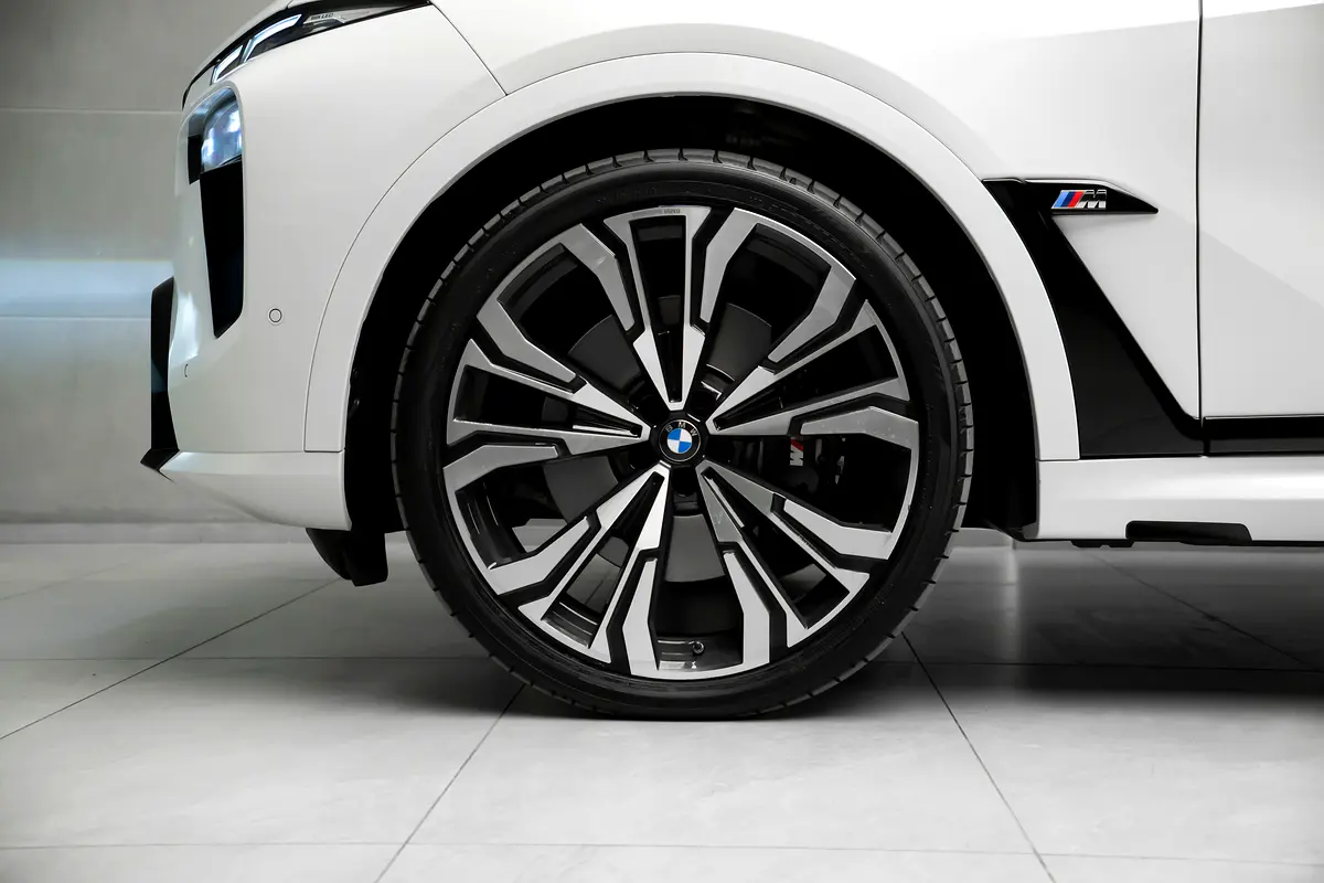 Car Image 2024 BMW X7 M60