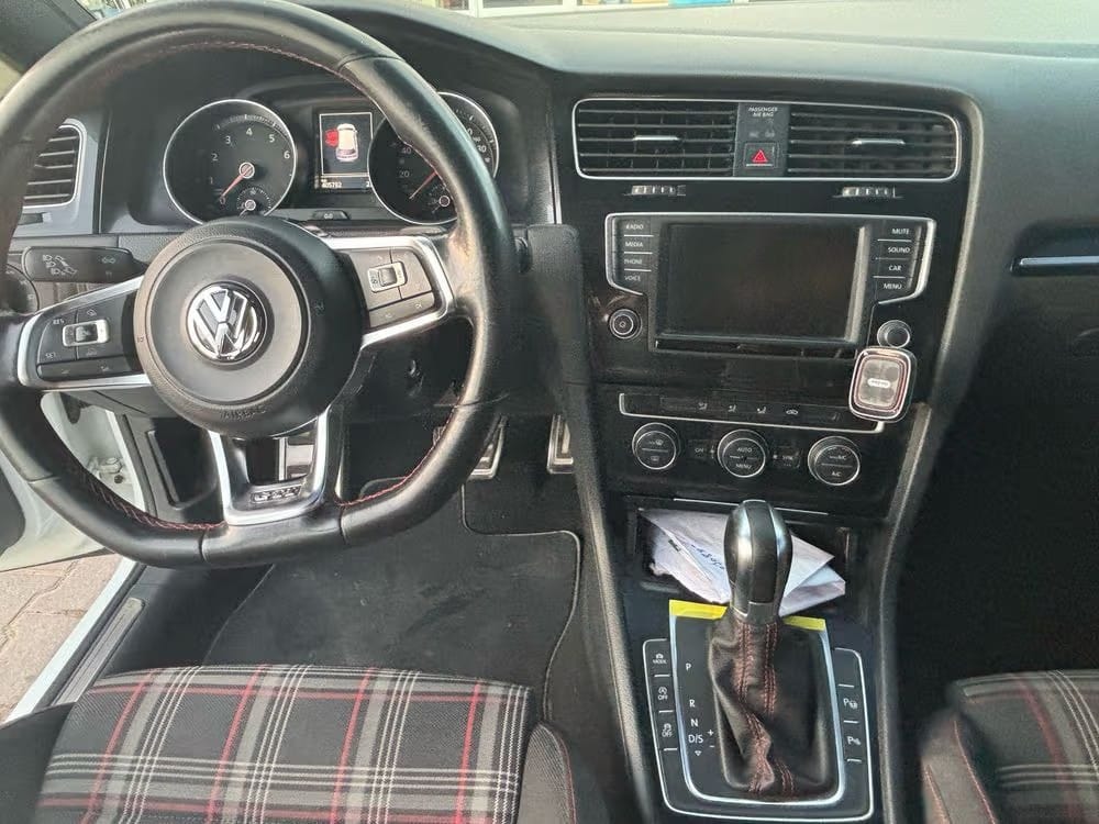 Car Image 2016 VOLKSWAGEN GOLF GTI