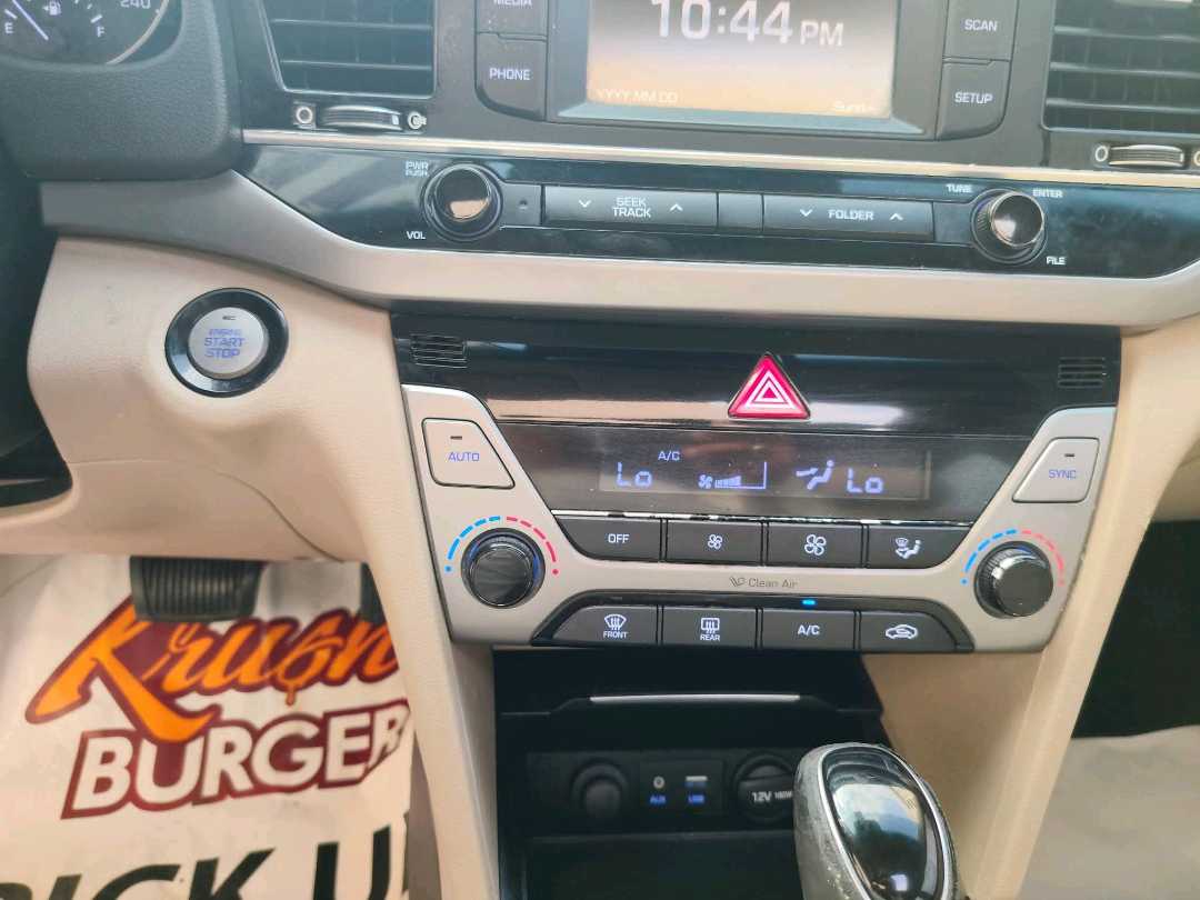 Car Image 2016 HYUNDAI ELANTRA SE