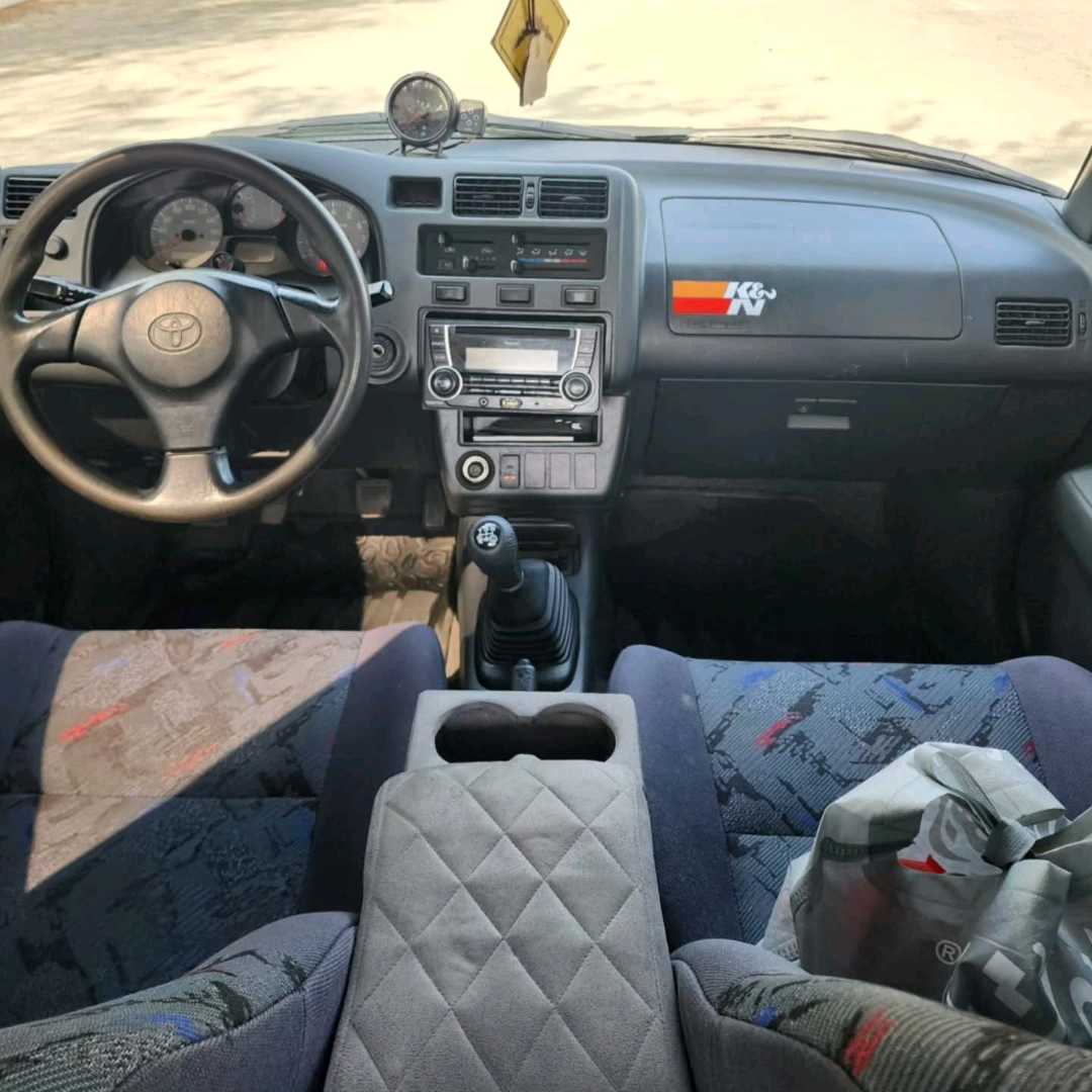 Car Image 1998 TOYOTA RAV4 