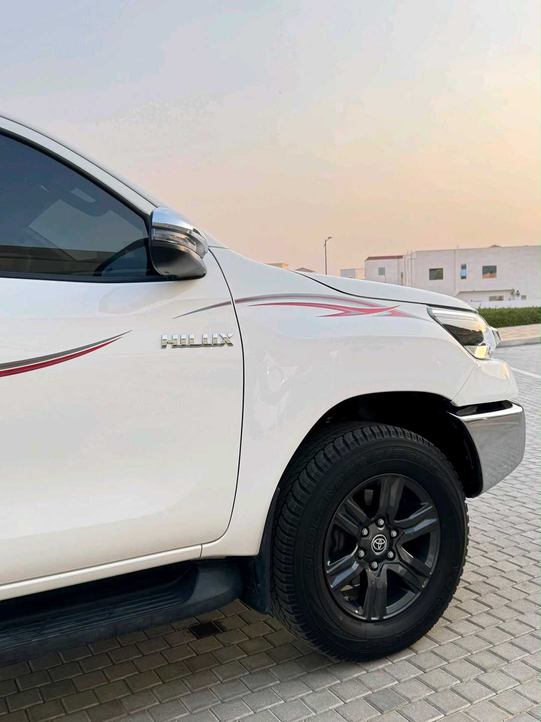 Car Image 2025 TOYOTA HILUX SR5