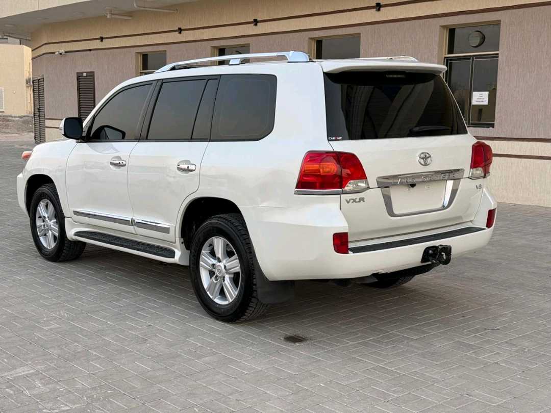 Car Image 2013 TOYOTA LAND CRUISER VX.R