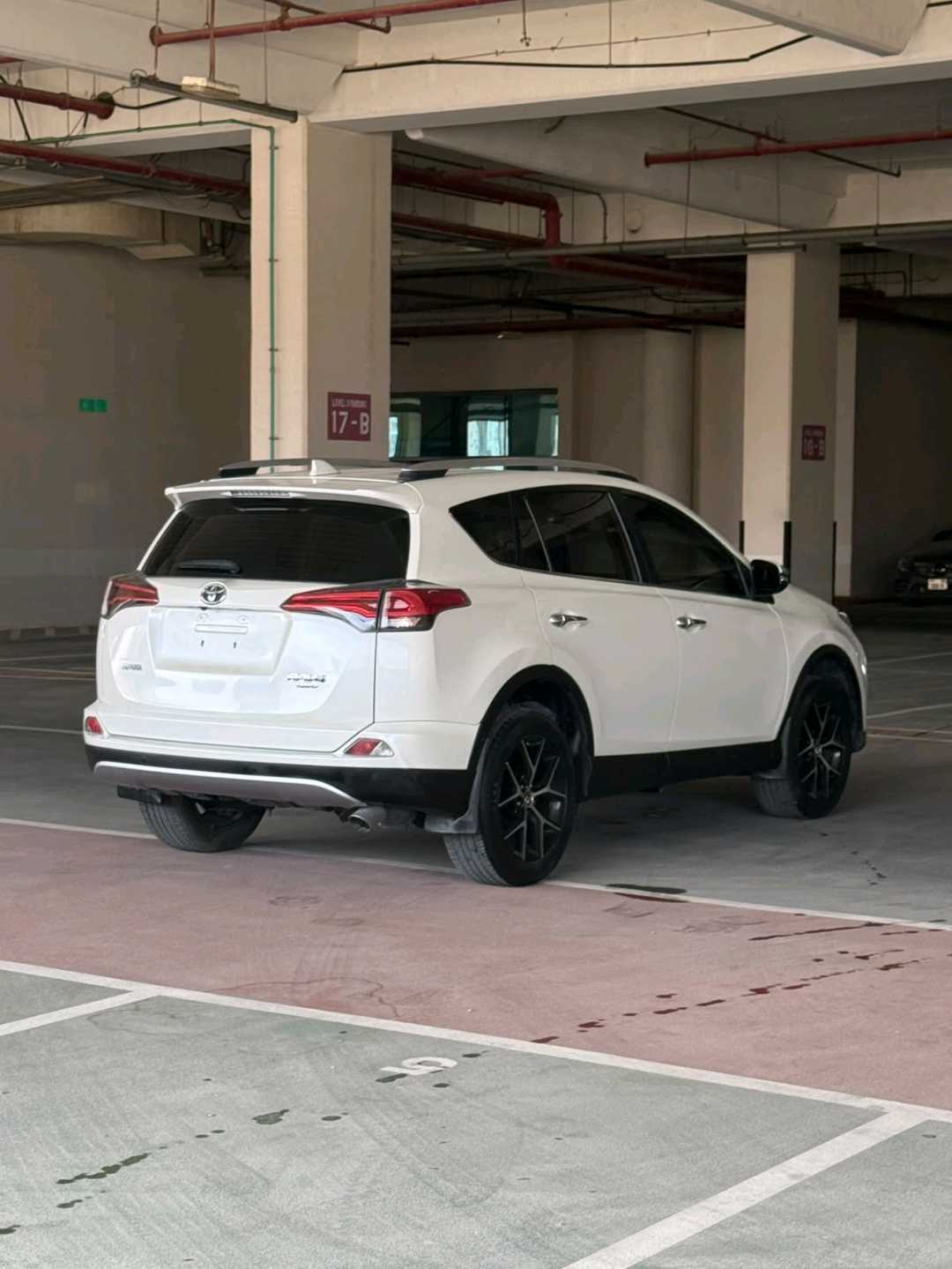 Car Image 2018 TOYOTA RAV4 